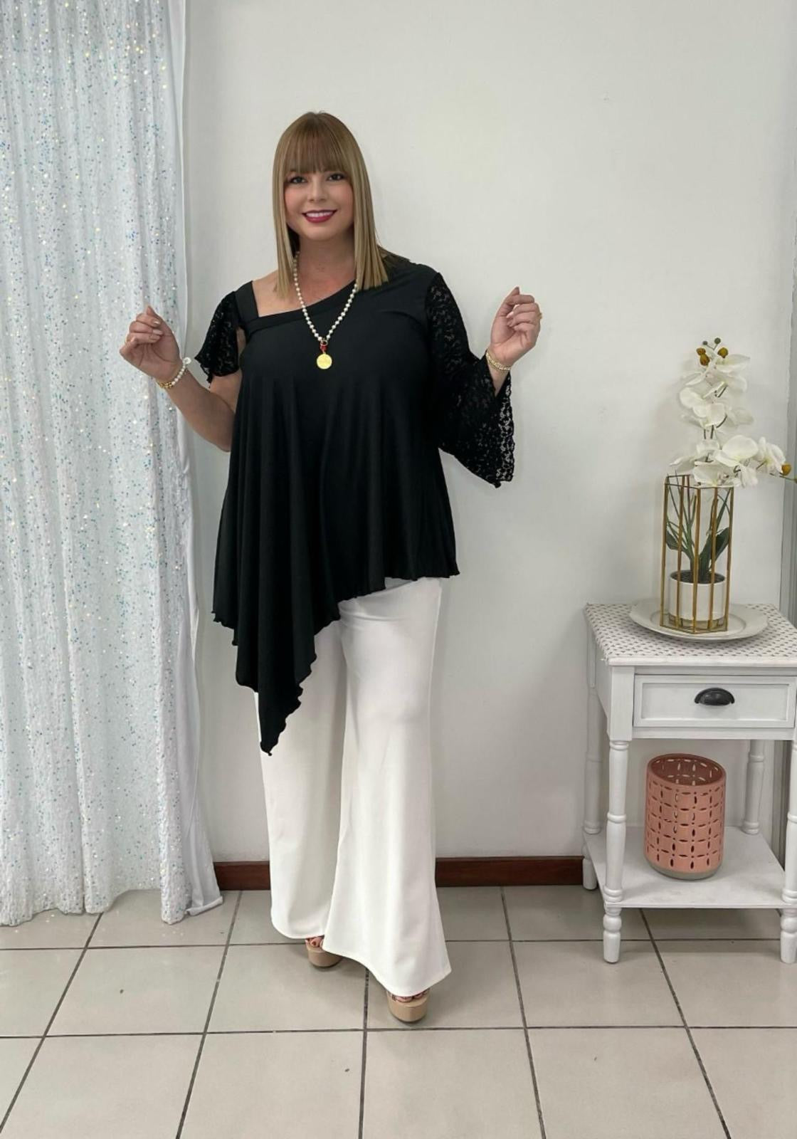 Plus Blusa Asimetrica Negra con Mangas En Lace By: Zoraya Desing