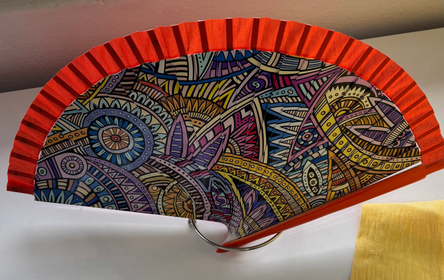 Abanico hecho en madera española y pintado a mano