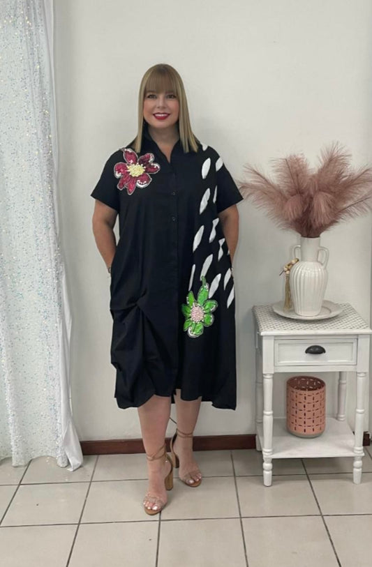 Plus Vestido Negro Con Aplicaciones en flores By: Nancy